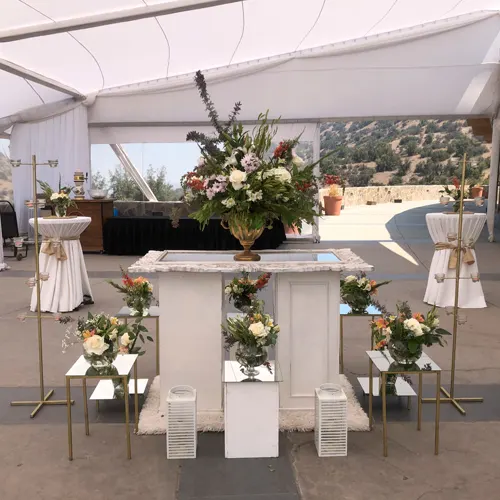 Centro de mesa elegante con flores naturales