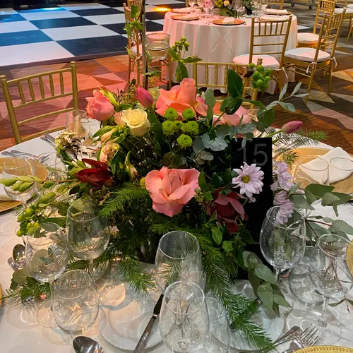 Diseño floral para evento corporativo