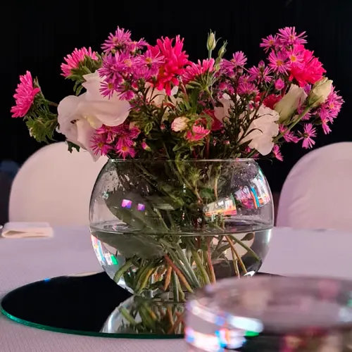Arreglo floral blanco y verde para evento