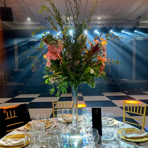 Decoración floral elegante para recepción