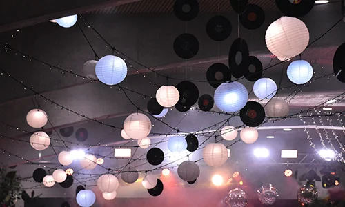 Iluminación cálida para cena de fin de año