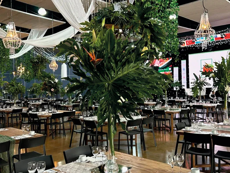 Decoración de salón grande para matrimonio