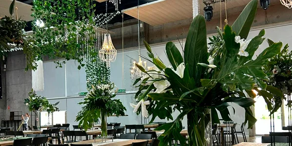Decoración aérea con follajes
