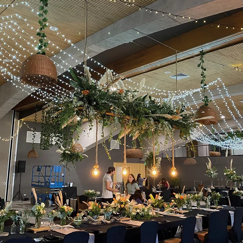 Decoración aérea matrimonio con luces y follaje