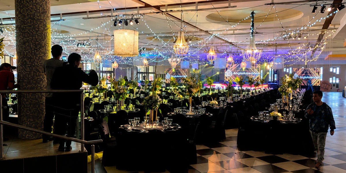 Evento corporativo premium con iluminación y ambientación
