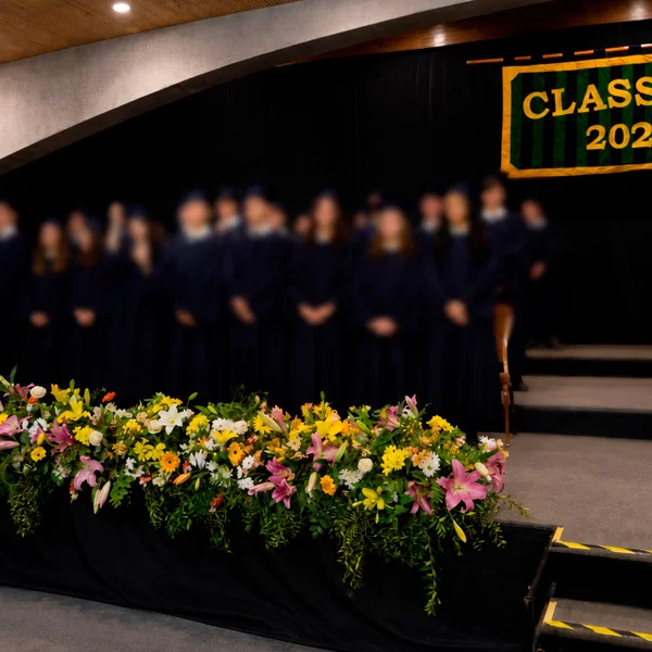 Decoración de escenario para premiación de colegio