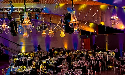 Ambientación de lujo para gala con iluminación escénica