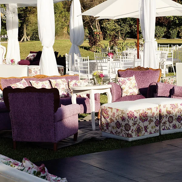 Zona VIP con mobiliario de diseño para gala
