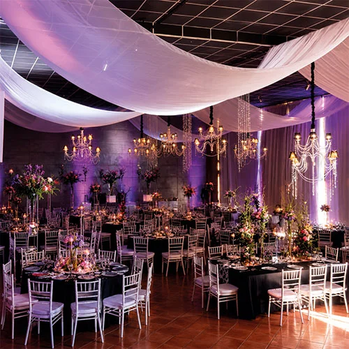 Decoración aérea elegante con lámparas de cristales