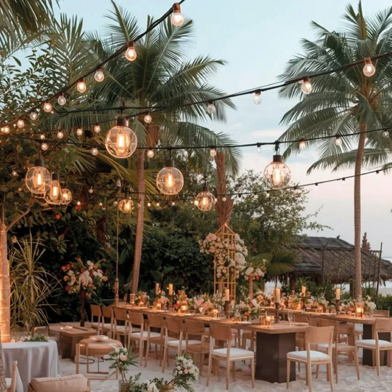 Iluminación cálida para matrimonio en playa