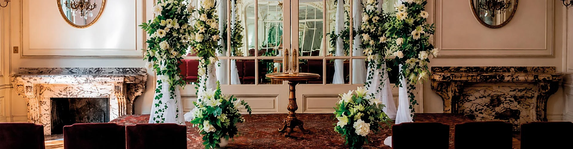 Decoración para matrimonio judío en Chile: jupá con flores blancas y estructura elegante