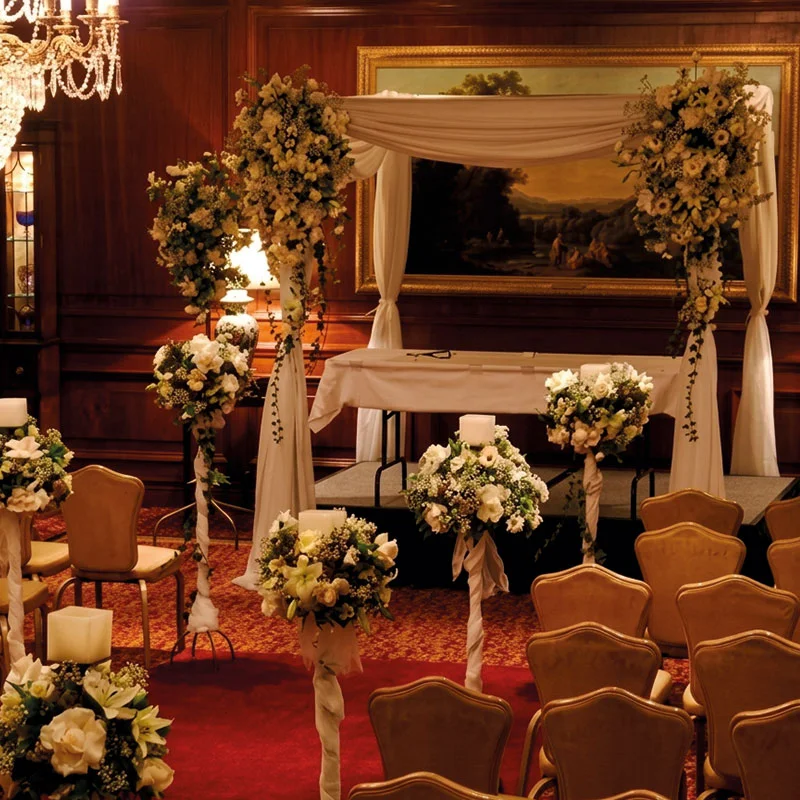 Jupá decorada para matrimonio judío en Chile con flores blancas