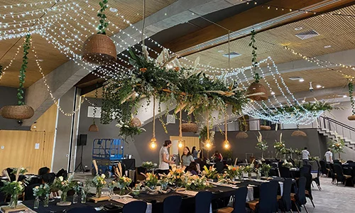 Decoración aérea con flores suspendidas