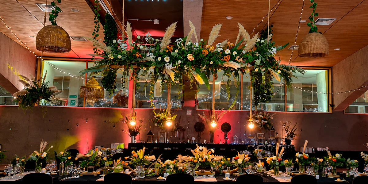 Salones y decoración aérea para matrimonios en Las Condes