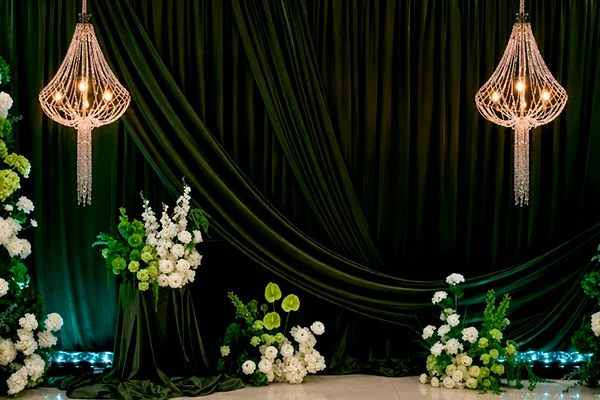 Backdrop con telas drapeadas y lámparas de cristales