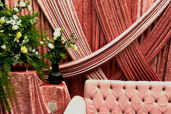 Backdrop con telas drapeadas para matrimonios