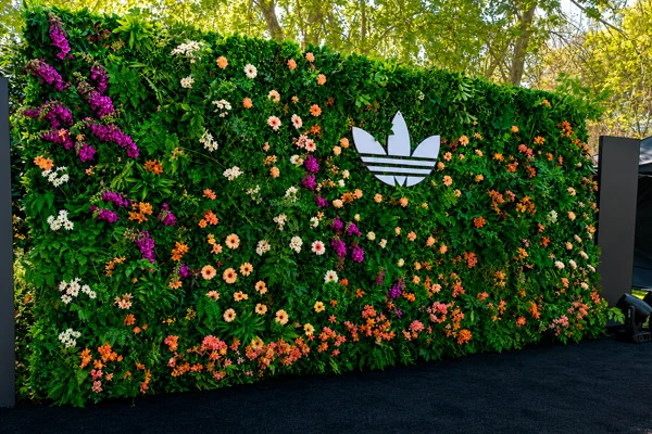 Muro floral con lámparas de cristales