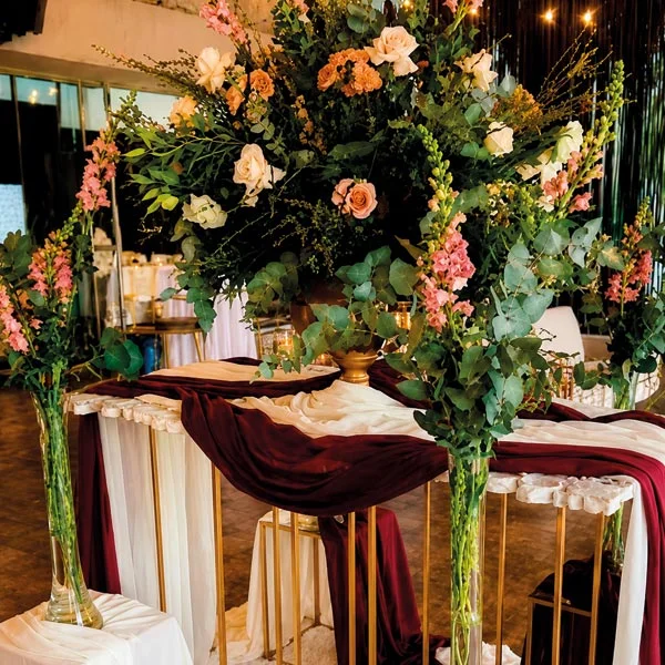 Mesa de bienvenida decorada con telas drapeadas para matrimonio