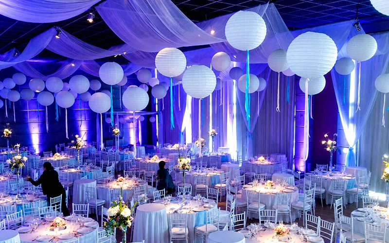 Telas drapeadas para eventos corporativos, cenas de fin de año y lanzamientos de producto en Chile