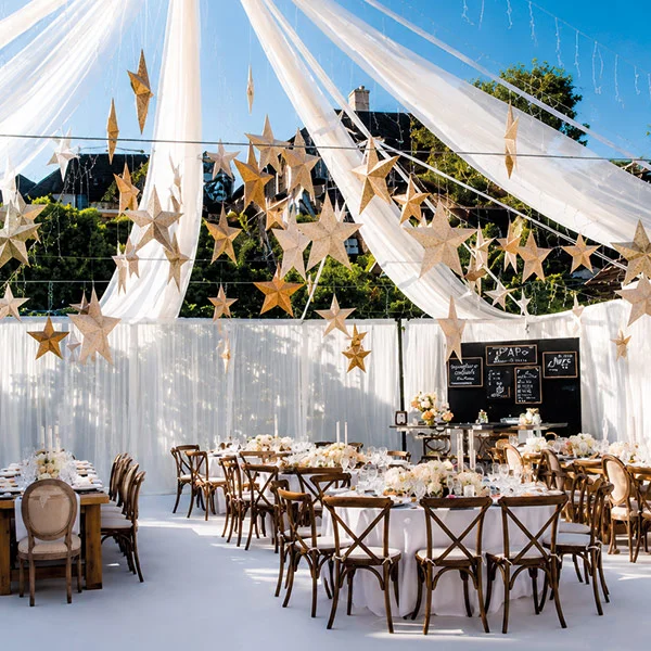 Matrimonio temático con telas drapeadas y luces estrelladas