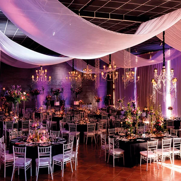 Techo con telas drapeadas efecto nube para eventos