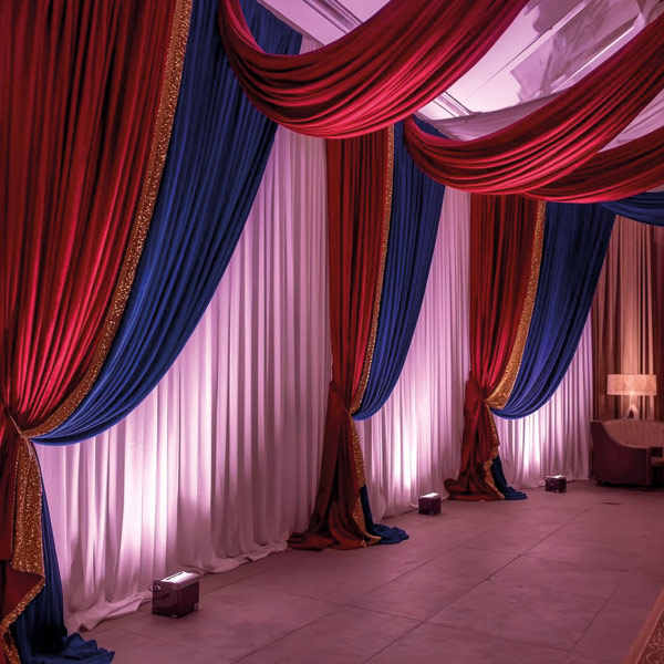 Evento corporativo con pared draping para cena de fin de año