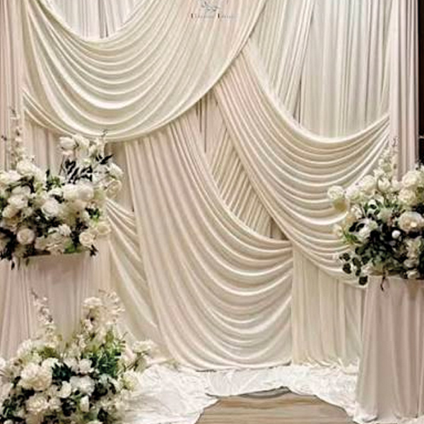 Photobooth con telas drapeadas para matrimonio en Santiago